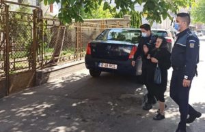 Polițiști-eroi pentru o bătrânică bolnavă din București. I-au cumpărat medicamentele și au dus-o acasă, după ce femeii i s-a făcut rău în fața farmaciei