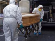 Momente de tristeţe şi disperare inimaginabile la Bergamo. Morţii, îngropaţi cu telefonul mobil pe sicriu pentru ca familia să audă slujba înmormântării