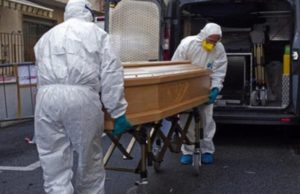 Momente de tristeţe şi disperare inimaginabile la Bergamo. Morţii, îngropaţi cu telefonul mobil pe sicriu pentru ca familia să audă slujba înmormântării