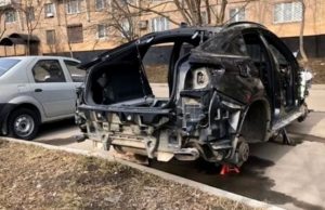 FOTO | „Au lucrat ca mecanicii din Formula 1”. Un proprietar de BMW X6 si-a gasit masina dezmembrata in fata casei!