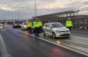 Un fermier a fost oprit de două echipaje. Primul a constatat că e în legalitate, al doilea l-a amendat cu 5000 de lei pentru că nu avea trecută pe adeverinţă ora de întoacere de la câmp