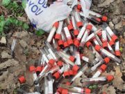 Flacoane cu sânge, găsite la marginea unei păduri