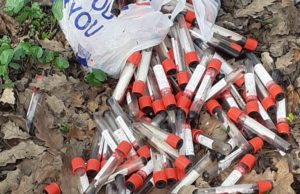 Flacoane cu sânge, găsite la marginea unei păduri