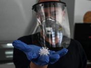 Alertă! Experții spun că virusul Covid-19 poate fi transmis şi prin vorbire. Masca de protecție ar putea deveni obligatorie