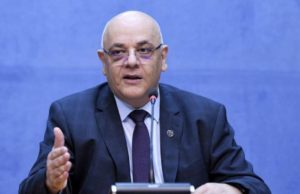 Arafat îi îndeamnă pe români să-și acopere nasul și gura când ies din casă: „Puteţi improviza!”