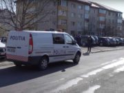 Un bărbat cu mănuși și mască de protecţie, găsit spânzurat în faţa unui bloc din Suceava