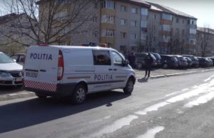 Un bărbat cu mănuși și mască de protecţie, găsit spânzurat în faţa unui bloc din Suceava