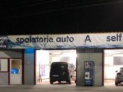 Un poliţist local a făcut să plângă un tânăr șofer de dubă, într-o spălătorie auto din Prahova