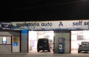 Un poliţist local a făcut să plângă un tânăr șofer de dubă, într-o spălătorie auto din Prahova