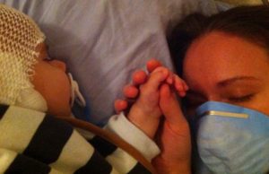 Stela, o mamă care a stat cu băieţelul bolnav în 4 spitale din România: „Şi eu sunt de vină, dar aveam copilul pe moarte!”