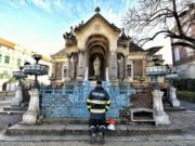 Pompier în genunchi, la statuia Sfintei Fecioare Maria: „Doamne, binecuvântează România și adu vindecare peste ţara mea lovită”