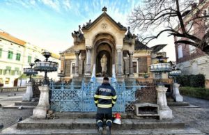 Pompier în genunchi, la statuia Sfintei Fecioare Maria: „Doamne, binecuvântează România și adu vindecare peste ţara mea lovită”