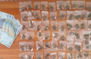 Un orădean în izolare, venit din Anglia, a făcut mii de lei vânzând droguri prin gardul locuinţei