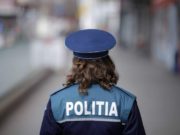 Doi bărbaţi au lovit în cap o persoană, pe stradă, și au jefuit-o. Poliţistii au făcut uz de armă