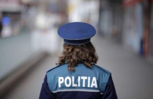 Doi bărbaţi au lovit în cap o persoană, pe stradă, și au jefuit-o. Poliţistii au făcut uz de armă