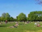 Sute de oameni au ieșit în parc la Frankfurt și au fost felicitaţi de poliţiști