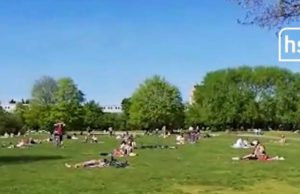 Sute de oameni au ieșit în parc la Frankfurt și au fost felicitaţi de poliţiști