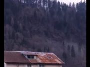 VIDEO | Momentul când muntele o ia la vale peste case, la Azuga, a fost filmat
