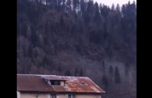 VIDEO | Momentul când muntele o ia la vale peste case, la Azuga, a fost filmat