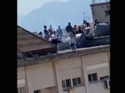VIDEO | Imagini incredibile în Italia! Mai mulți tineri au încins grătare pe acoperișul unui bloc, în plină pandemie de coronavirus! Poliția a intervenit cu un elicopter