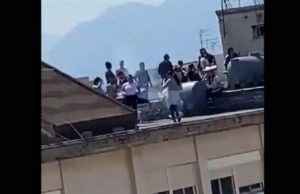 VIDEO | Imagini incredibile în Italia! Mai mulți tineri au încins grătare pe acoperișul unui bloc, în plină pandemie de coronavirus! Poliția a intervenit cu un elicopter