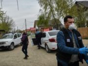 Poliţiști atacaţi cu furca, luaţi la pumni și ameninţaţi cu moartea, în Prahova. Au intervenit mascaţii