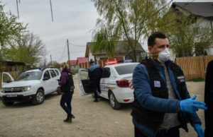 Poliţiști atacaţi cu furca, luaţi la pumni și ameninţaţi cu moartea, în Prahova. Au intervenit mascaţii