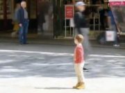 N-a mai suportat dorul! Un băiețel de cinci ani a fugit de acasă pentru a-și îmbrățișa mama. Femeia lucra într-un spital în Italia de 30 de zile