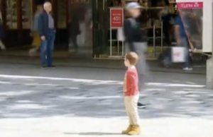 N-a mai suportat dorul! Un băiețel de cinci ani a fugit de acasă pentru a-și îmbrățișa mama. Femeia lucra într-un spital în Italia de 30 de zile