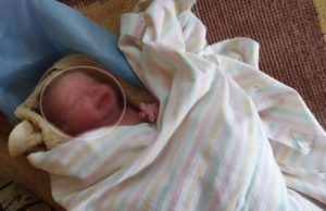 Minunea din Sâmbăta Paștelui! Trei pompieri au ajutat la nașterea unui bebeluș, în Suceava. Mama l-a adus pe lume acasă, în așteptarea Ambulanței