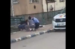 Bărbat din Rovinari trimis în casă de polițiști, scoate cuțitul și se rănește la gât în fața agenților