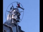 VIDEO | Tânăr atârnat de cea mai mare statuie a Mântuitorului din România: „Isus te cheamă și pe tine!”