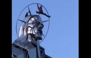 VIDEO | Tânăr atârnat de cea mai mare statuie a Mântuitorului din România: „Isus te cheamă și pe tine!”