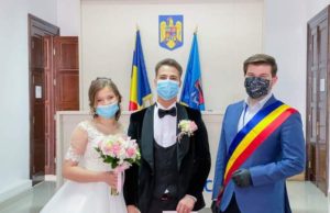 În ciuda pandemiei. Doi tineri, cu măşti pe faţă, şi-au spus „Da!” în fața primarului din Bacău