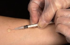 Marea Britanie a început testarea pe oameni a unui vaccin împotriva coronavirusului