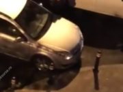 ATENȚIE, IMAGINI ȘOCANTE Un polițist în rupe în bătaie pe un tânăr, în București: ‘De ce dai în mine? De ce dai?’