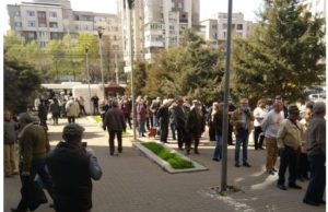 Izolarea socială a eșuat în Craiova! Armata de pensionari a luat cu asalt Piața Mare!