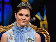 Prințesa Suediei face mâncare pentru oamenii străzii fără să poarte mască