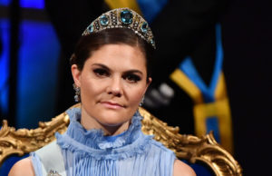 Prințesa Suediei face mâncare pentru oamenii străzii fără să poarte mască