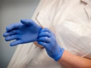 Asistentă medicală, hărţuită şi umilită de vecini pentru că lucrează într-un spital COVID-19: „Mi-au aruncat clor pe uşa apartamentului”