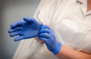 Asistentă medicală, hărţuită şi umilită de vecini pentru că lucrează într-un spital COVID-19: „Mi-au aruncat clor pe uşa apartamentului”