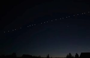 Sateliți Starlink, lansați de SpaceX pentru internet, pe cerul României