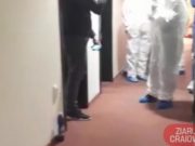 Revoltă într-un centru de carantina din Craiova. Oamenii acuza ca au fost ținuți amestecați în camere și abia acum după doua săptămâni au venit specialiștii sa ii evalueze și sa le spună ca printre ei s-ar afla și persoane infectate