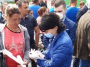 Ministrul Muncii, Violeta Alexandru, pe plantația de sparanghel! Românii s-au plâns că nu au fost plătiți