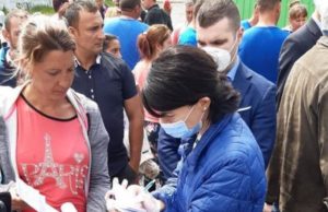 Ministrul Muncii, Violeta Alexandru, pe plantația de sparanghel! Românii s-au plâns că nu au fost plătiți