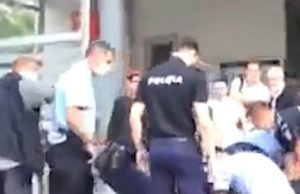 Șase polițiști au pus la pământ și au încătușat un bătrân care a refuzat să i se ia temperatura, la supermarket, în București