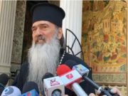 La noapte, ÎPS Teodosie reface slujba de Înviere și împarte Lumina de Paști: „Mi-au plâns credincioșii”