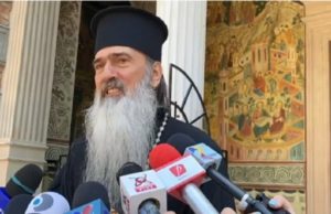 La noapte, ÎPS Teodosie reface slujba de Înviere și împarte Lumina de Paști: „Mi-au plâns credincioșii”