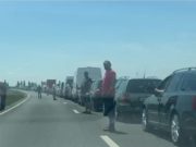 Românii se duc cu miile la muncă, în străinătate. Cozi kilometrice la vama Nădlac