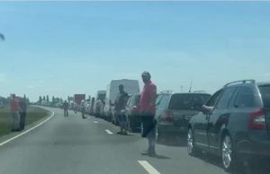 Românii se duc cu miile la muncă, în străinătate. Cozi kilometrice la vama Nădlac